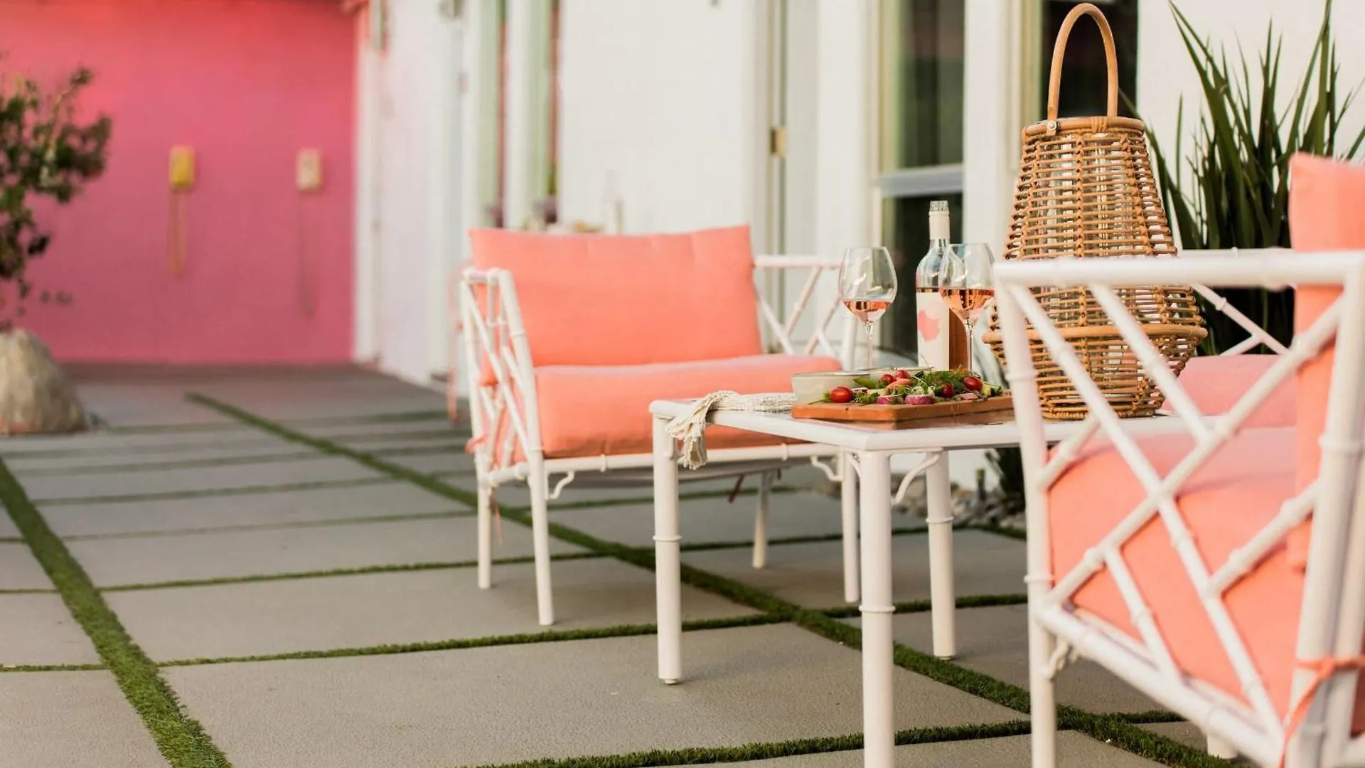 2 Rooms Sleeps 8 Retro Hotel W Pool Wesley King Studio Buyout By Avantstay Palm Springs Holiday home