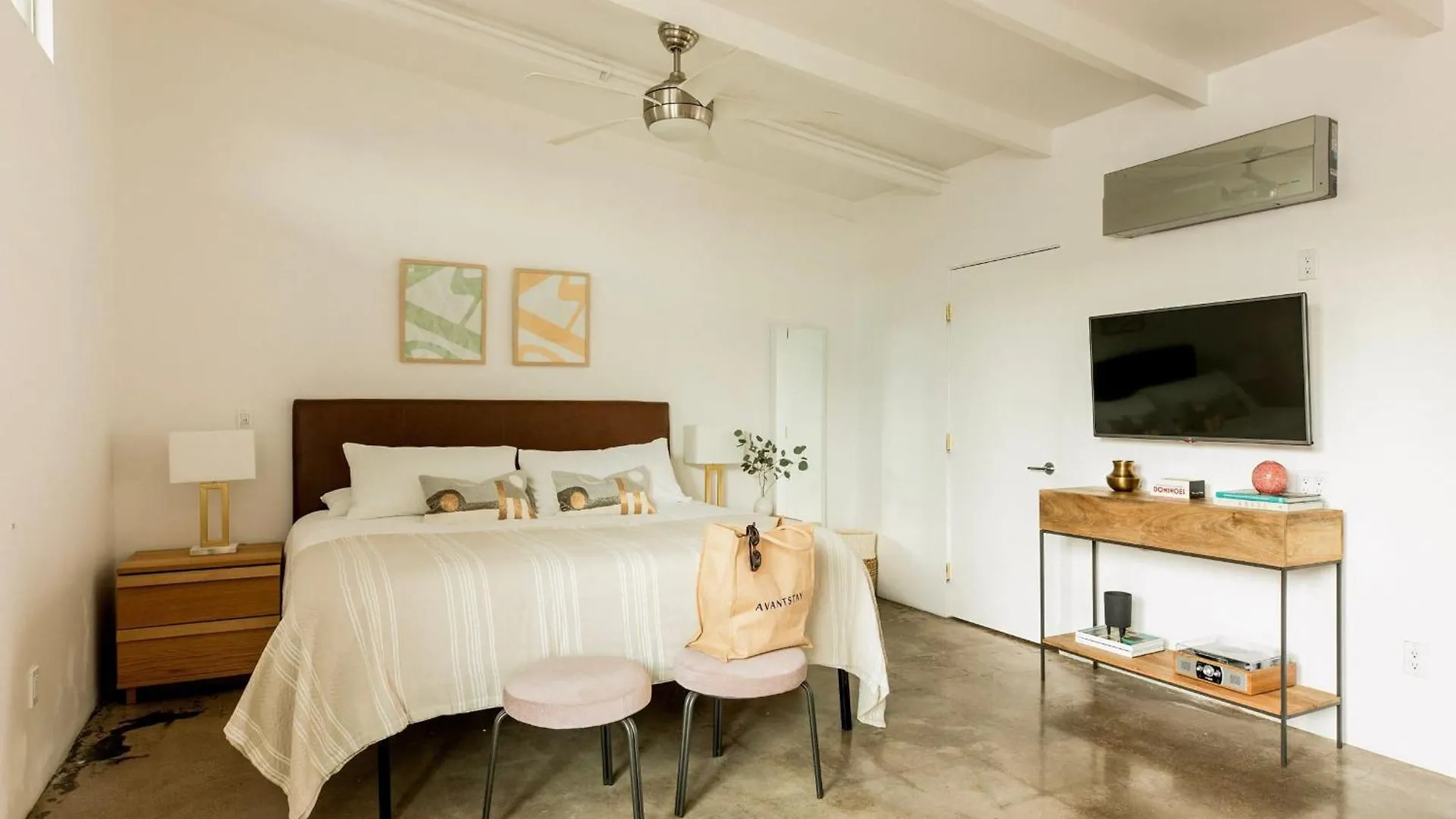 2 Rooms Sleeps 8 Retro Hotel W Pool Wesley King Studio Buyout By Avantstay Palm Springs United States