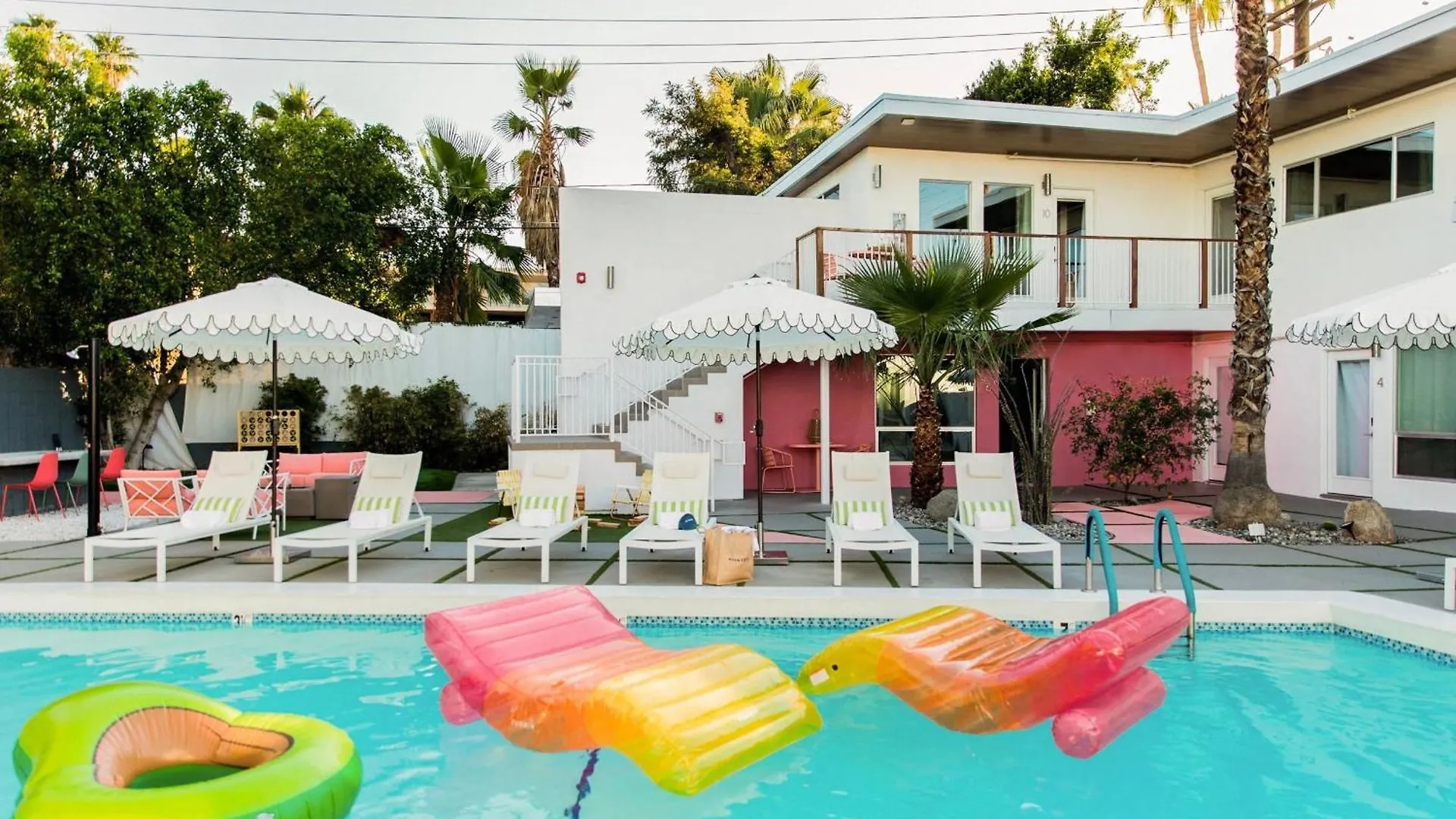 2 Rooms Sleeps 8 Retro Hotel W Pool Wesley King Studio Buyout By Avantstay Palm Springs Holiday home