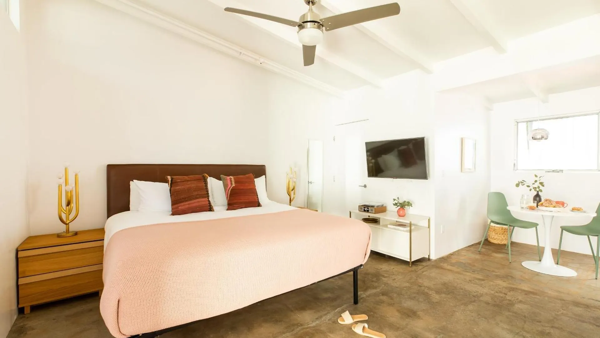 Holiday home 2 Rooms Sleeps 8 Retro Hotel W Pool Wesley King Studio Buyout By Avantstay Palm Springs United States