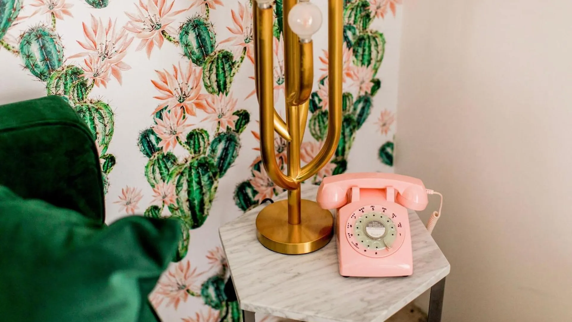 2 Rooms Sleeps 8 Retro Hotel W Pool Wesley King Studio Buyout By Avantstay Palm Springs